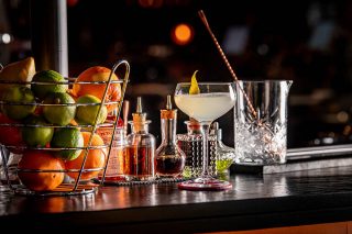 It's cocktails time 🍸 ..#barman #bar #yverdonlesbains #yverdon #lafabrica #lafabricayverdon #cocktailbar #lounge #barlounge #vaud