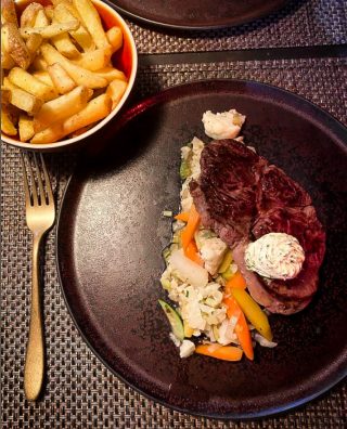 Entrecôte de bœuf parisienne de chez nous (200gr), beurre aux herbes maison, pommes frittes et légumes.Notre cuisine est ouverte 7j/7 de 18h30 à 21h30.📷@adisaslvc..#restaurantsuisse #entrecote #restaurantyverdon #yverdon #explorityverdon #lafabrica #lafabricayverdon #vaud #restaurant #yverdonlesbains