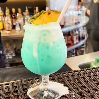 Dégustez votre cocktail estival ! Demandez le "Blue Hawaii" 😋#cocktails #bartender #yverdon #yverdonlesbains #restaurantsuisse #baryverdon #bar #drinks #lafabrica #lafabricayverdon #explorit #lausanne