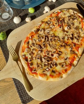 Tu connais la Pinsa ? 🍕C'est un plat typique de la cuisine romaine. Elle est considérée comme l'ancêtre de la pizza. La différence réside dans sa pâte plus légère à base d'un mélange de farines : farine de blé, farine de riz et farine de soja. De plus, le pourcentage élevé d'eau contenu dans la pâte la rend plus hydratée. Si ça donne pas envie ? 😋#lafabricayverdon #restaurantyverdon #restaurant #yverdonlesbains #vaud #gastrovaud #pinsa