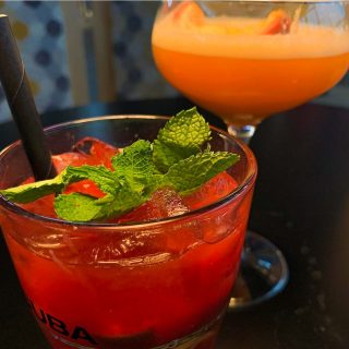 Un bon Mojito fraise pour ramener le soleil ! ☀️🍓#cocktailtime #cocktails #mojito #lafabrica #lafabricayverdon #explorityverdon #yverdon #yverdonlesbainsregion #lausanne #vaud #suisseromande #cocktailovers  #bar #drinks #bartender #cocktailbar
